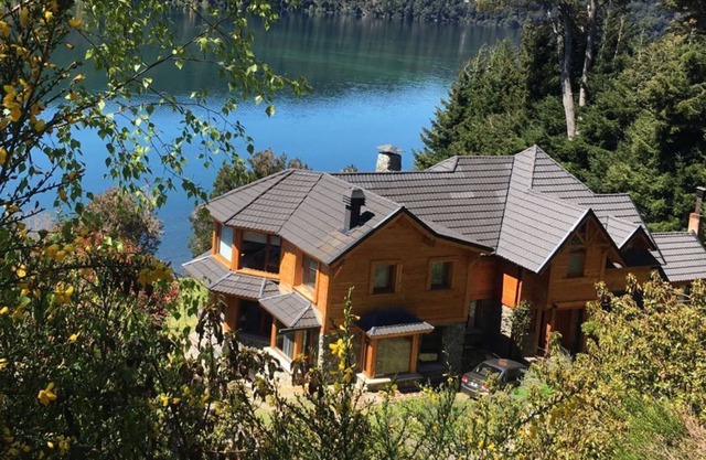 AMPLIO CHALET DE MONTAÑA SOBRE EL LAGO NAHUEL HUAPI CON PILETA CLIMATIZADA