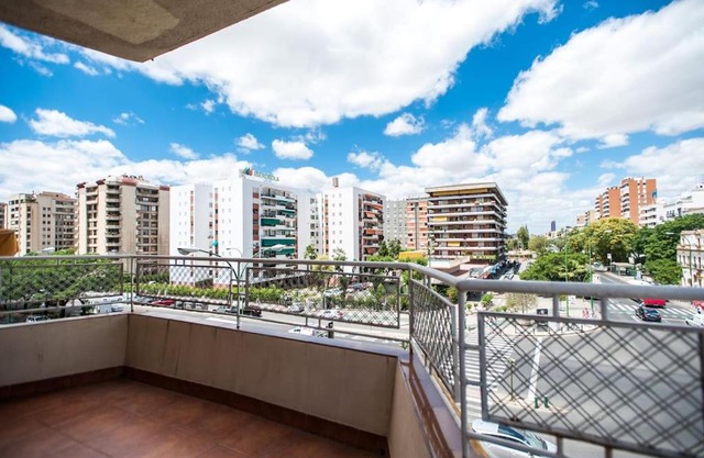 Amplio Piso en Nervión, Excelente zona de la ciudad.