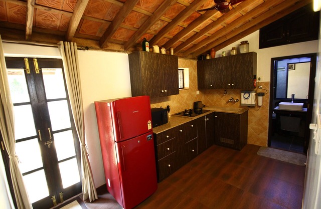 An affordable luxury homestay: pet-friendly, outdoor whirlpool tub