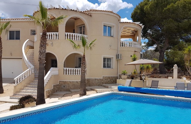 An amazing Villa in Alicante. See our fantastic reductions and discounts.
