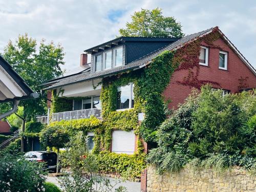 "An der alten Mühle 1" Fewo 110 qm, zwei große Schlafzimmer, Südbalkon, Gartenterrasse & Wallbox