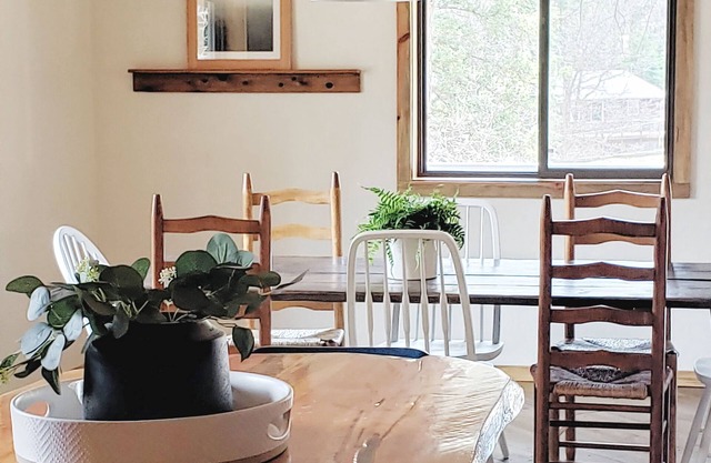 An incredible 3 bedroom, 2 bath cabin minutes from Rushmore