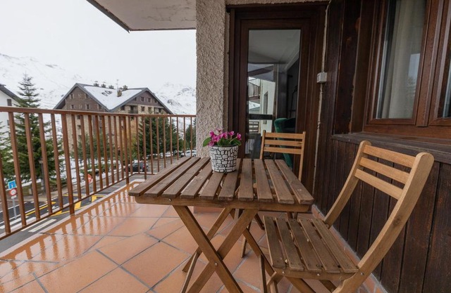 Anayet - Plaza del Reloj en FORMIGAL - by PIRINEOS 360