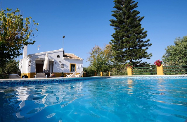 Andalusian finca with charm welcomes you with swimming pool and mountain views.
