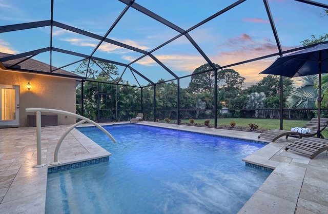 ANNA MARIA IN 5 MILES~Cozy Outdoor Living+LARGE HEATED Saltwater Pool & Yard!