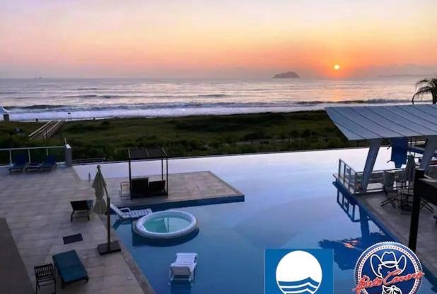 Apê estilo Resort c/pé na areia e vista mar, próximo ao Beto Carrero