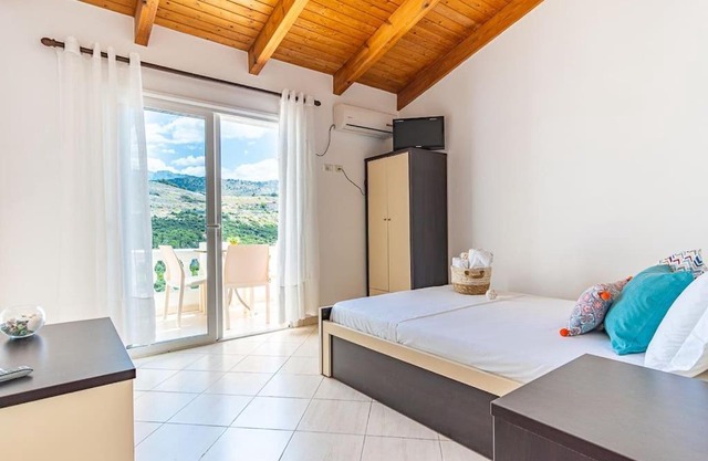 Ap 7 - Villa Goro wPool, Views, Kitchen & Parking