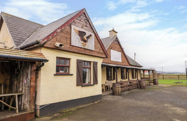 APACHE FALLS LODGE, romantic, character holiday cottage in Castlerock