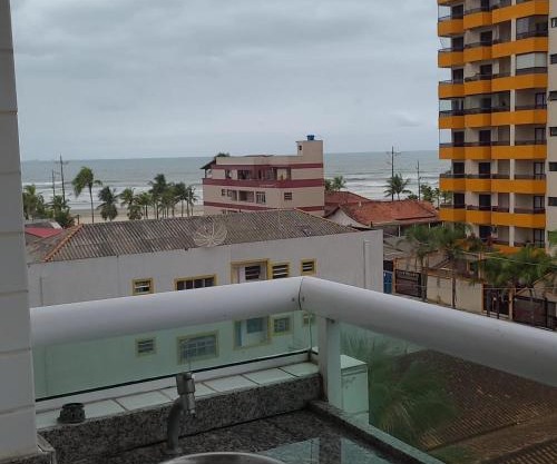 Apartamento 02 Dormitórios na PRAIA GRANDE OCIAN, fica a 100 metros da praia , tem churrasqueira ,sendo 01 suíte