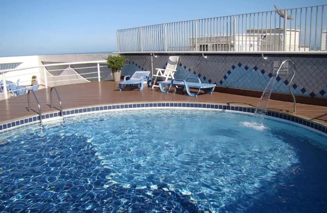 Apartamento com PISCINA no CENTRO de Guarapari ao lado da PRAIA