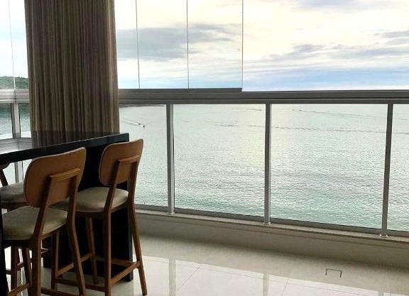 Apartamento de luxo à beira-mar na Praia do Morro
