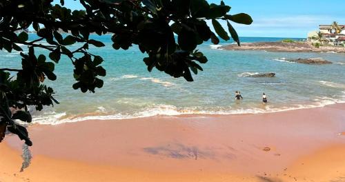 Apartamento Guarapari pé na areia com Wi-Fi e Garagem