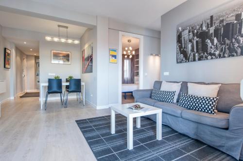 Apartamento Plaza de Castilla II - Urbano con Estilo y Funcional