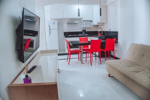 Apartamento reformado na melhor localização a 100 metros da praia,comodidade inclui ,garagem,internet,elevadores duas cadeiras de praia ,cooler,roupas de cama e banho