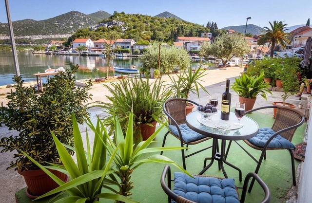 Apartment Đego near Ploče, riverfront, parking