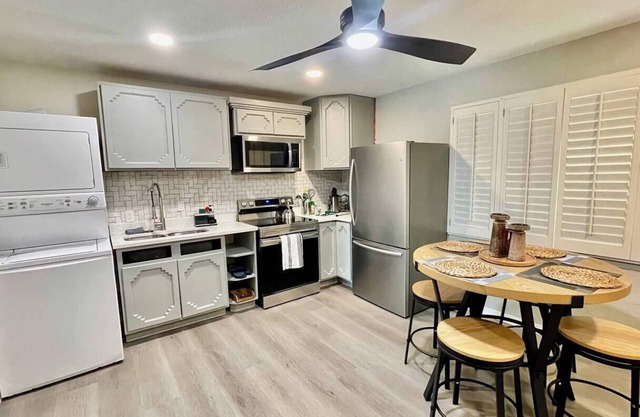 Apartment B, Restful,Cozy, close Sunland Park Mall