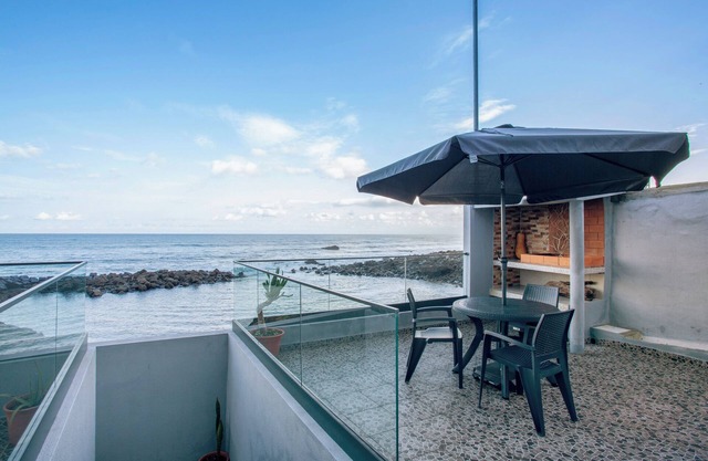 Apartment 'Beach Front Flat' with Sea View, Private Terrace and Wi-Fi