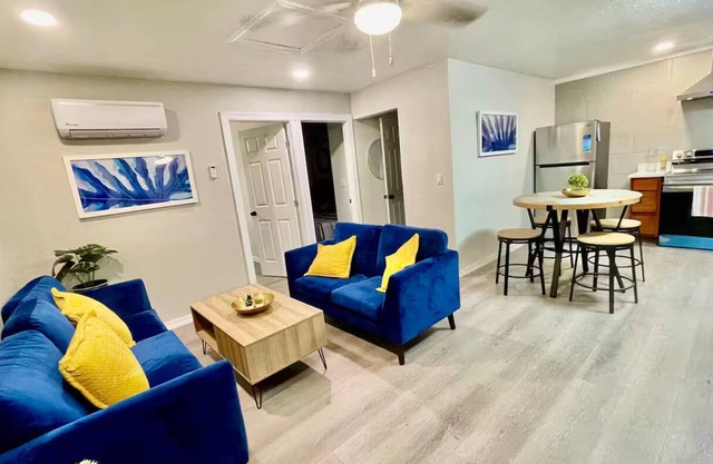 Apartment C, Restful,Cozy, close Sunland Park Mall