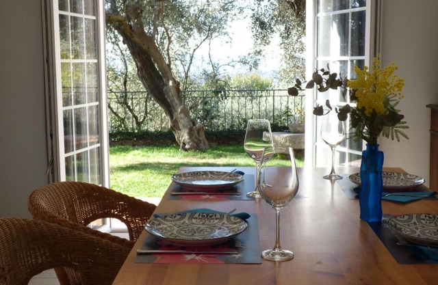 Apartment Cézanne with heated pool and private garden