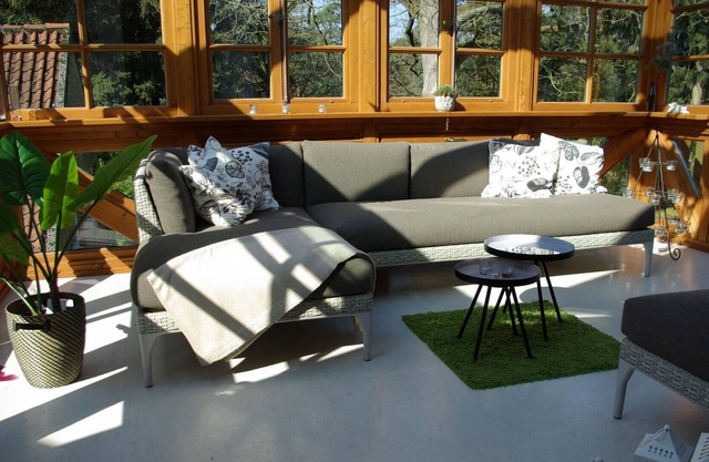 Apartment flooded with daylight, with a large conservatory and two balconies