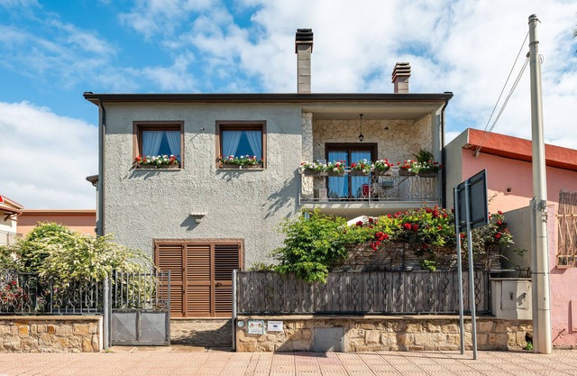 Apartment 'Gerani Rossi' with Shared Garden, Wi-Fi and Air Conditioning