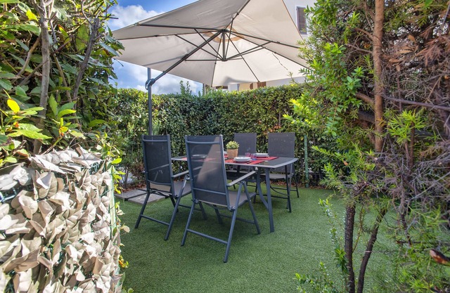 Apartment 'Gio's' with Shared Pool, Private Garden and Air Conditioning