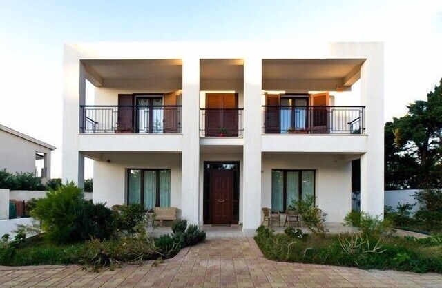 Apartment in villa with adjoining sea garden, ideal location