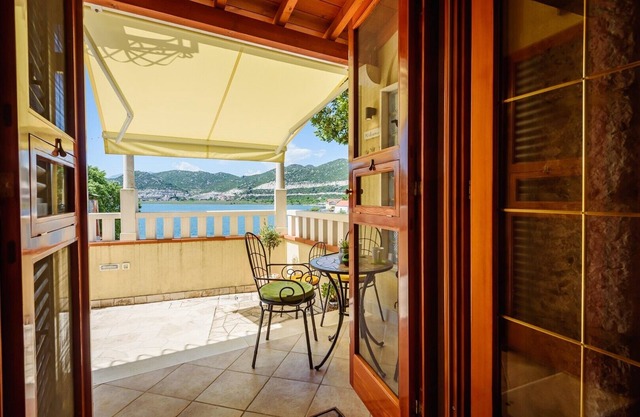 Apartment Jadranka with Sea View in Rogotin