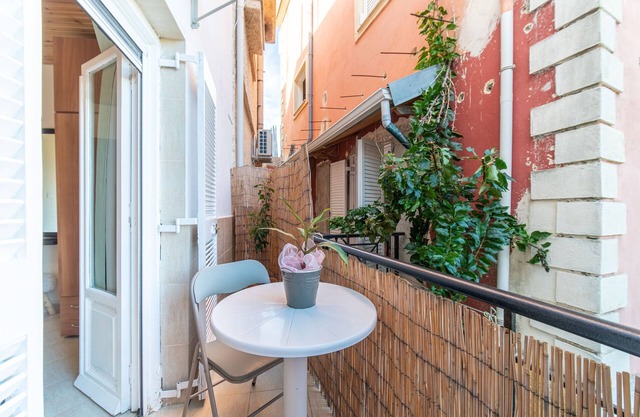 Apartment "La Pazzeli Groundfloor" with Sea View, Balcony & Wi-Fi