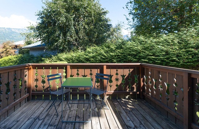 Apartment 'L’Edelweiss Pied des Pistes' with Mountain View and Private Terrace