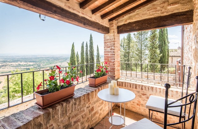 Apartment "Montefollonico La Terrazza" with terrace & WiFi in Cortona