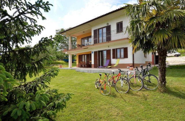 Apartment with large garden for 4 in Vižinada