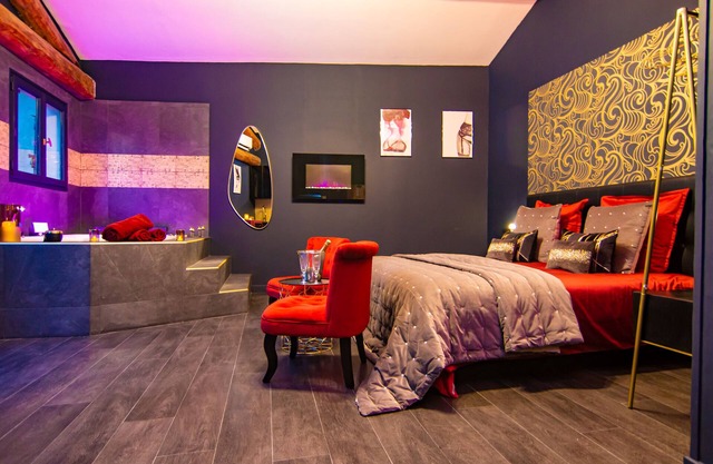 Apartment with Private Jacuzzi and Terrace, Heated Pool, Sauna, Billiards