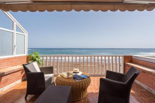 Apartment with terrace on the beachfront