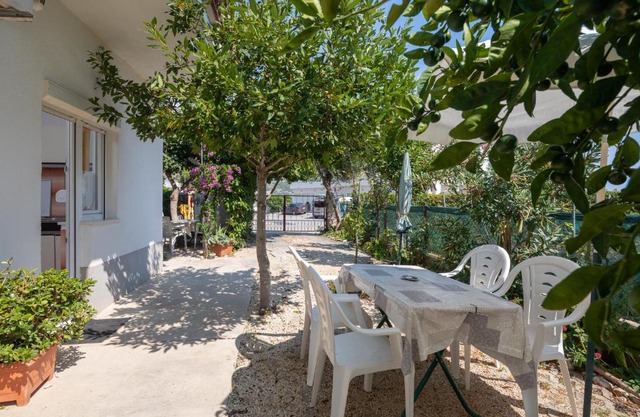 Apartments near beach Babic