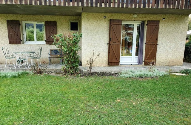 Apparently of 44m2 in Rez of garden located at 15km of the station of Orres