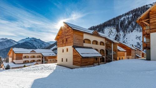 Appartement 4 pièces pour 6-8 personnes, 3 chambres, 2 canapés-lit double dans le salon, au pied des pistes et piscine l'été, wifi fibre