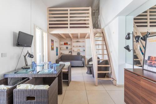appartement en mezzanine sur la place d'armes a 100 m de la mer