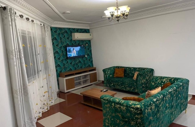 Appartement Meublé Moderne - Centre-ville Yaoundé (Air Conditioning, Wi-Fi, Security)