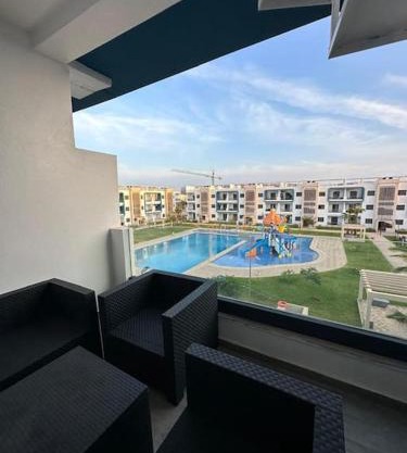 appartement moderne vue piscine