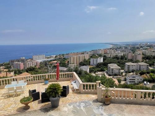 Appartement spacieux à Bastia avec vue mer et montagne.