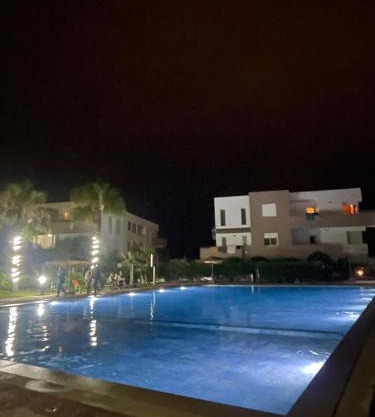 Appartement vue sur piscine et sur mer