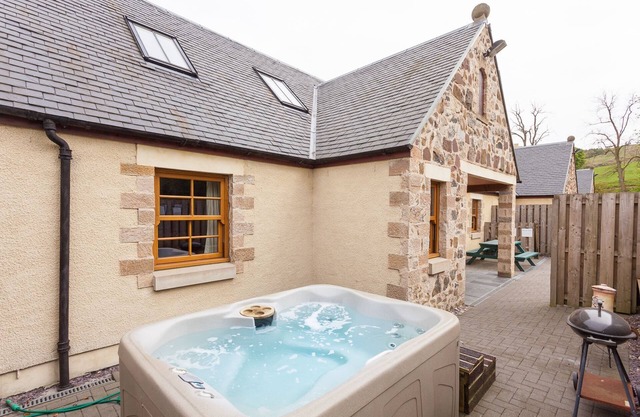 Appletree Cottage - sleeps 8 guests in 3 bedrooms