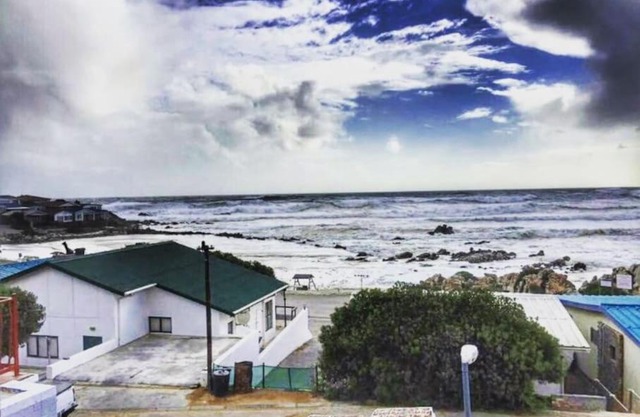 Apt on Beach front, Modern 2BR Solar, 50m to beach