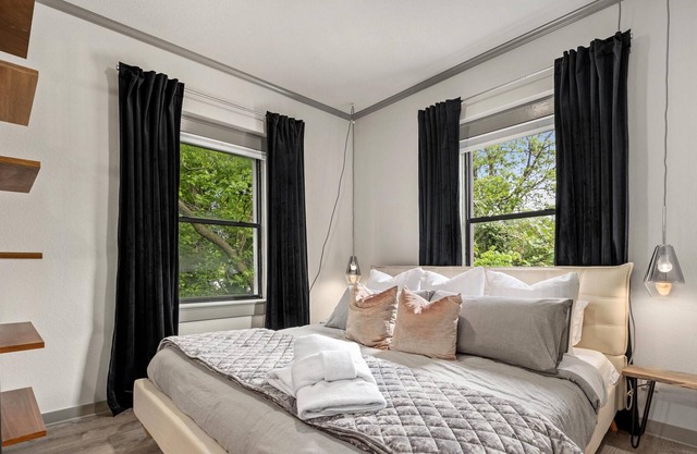 Apt on Town Square - Ultimate DT Fay Location!