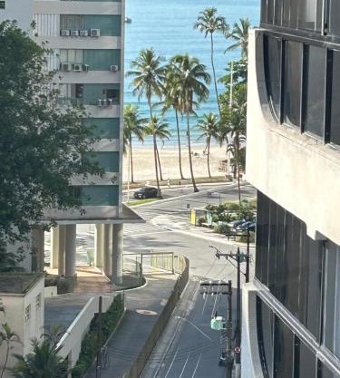 Apto Pitangueiras Enorme 150m2, 200m da praia, vista, 2 vagas carro, piscina, servico praia, 3 quartos com ar condicionado e 3 banheiros