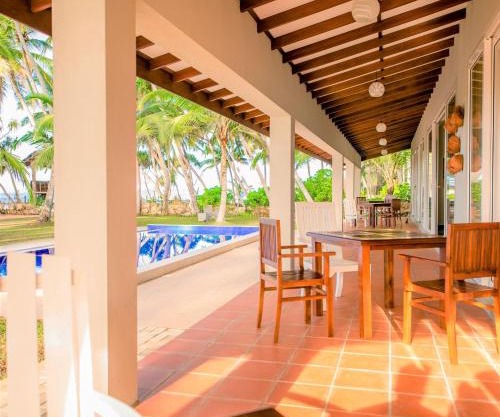 Arhimser Villa-superb 4 bedroom beachfront for 8 in Ranna, Tangalle, BB, pool, free pick up or drop off for 7 night stays arriving together, serviced, taxes included