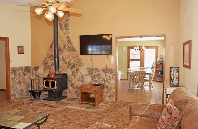 Arnolds River Retreat - In town - On The River - Cable - Washer/Dryer - Wood Sto