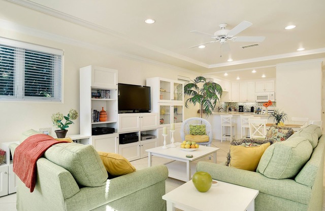 Around 5-8 min. walk to Beach/1 block to pool/1 Car Garage/Air Conditioning