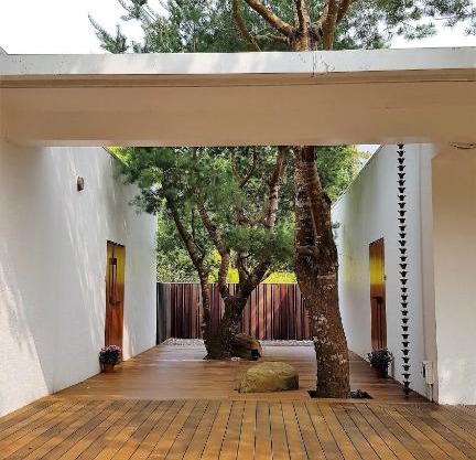 Aroundthetree Hermitage